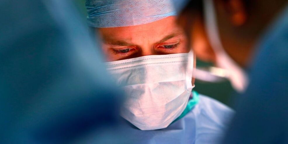 ķirurgs veic dzimumlocekļa palielināšanas operāciju