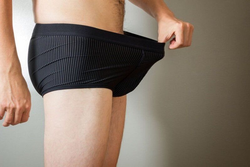 vīrietis skatās uz dzimumlocekli pēc palielināšanas ar sodas palīdzību